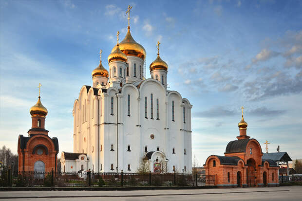 Cathedral of St. Stephen of Perm The Orthodox Spiritual Center in Syktyvkar. Spring clouds over the temple.