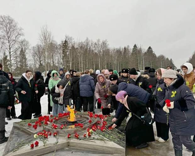 Для ветеранов и студентов провели экскурсию по «Дороге жизни»