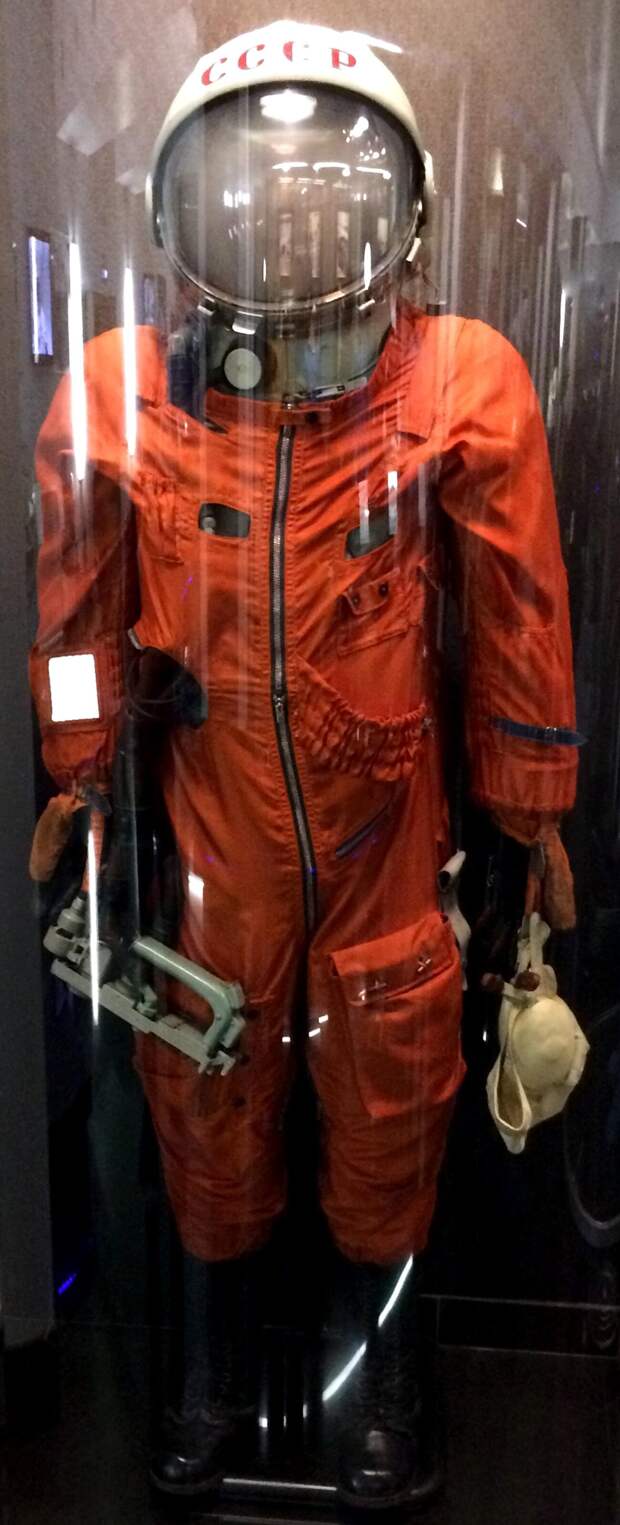Гагарин в костюме космонавта