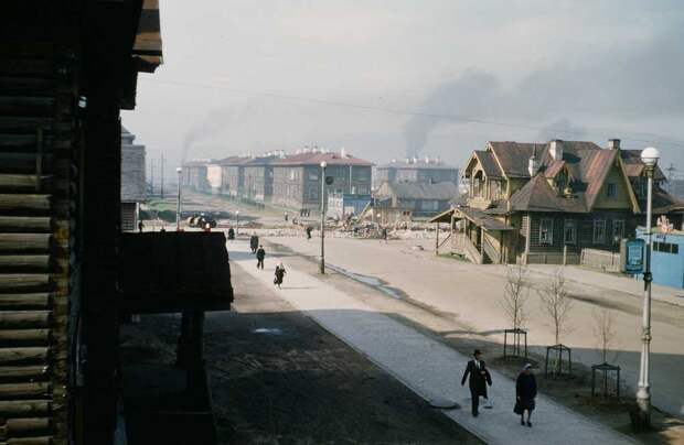 Вид на юго-западную часть Ленинградской улицы с места, где сегодня стоит гостиница «Азимут». Мурманск.