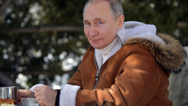 "Ъ" подсчитала количество выходных Путина за год