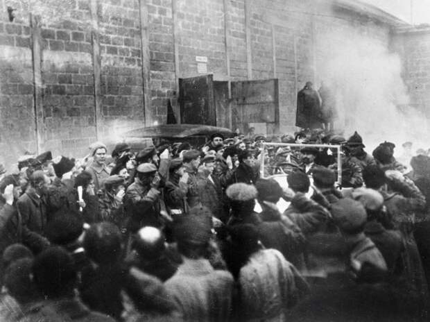 Рабочие завода "АМО" приветствуют первый советский автомобиль, выезжающий с завода. 1924 год  автозавод, зил