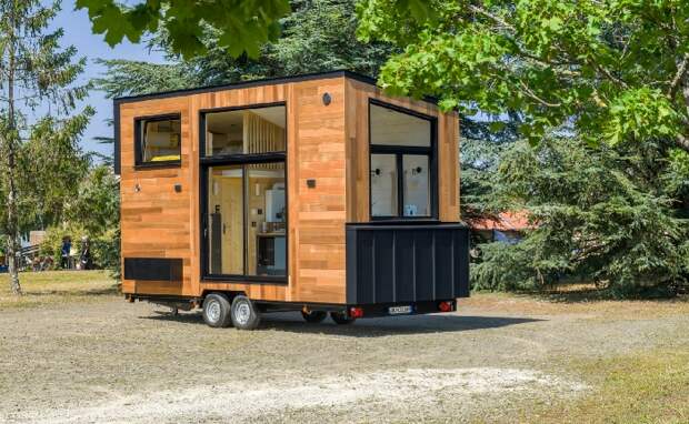 У стеклянной раздвижной двери предусмотрен цветник, где можно выращивать как цветы, так и зелень (The ia Orana, Верхняя Савойя). | Фото: tinyhouse-baluchon.fr. У стеклянной раздвижной двери предусмотрен цветник, где можно выращивать как цветы, так и зелень (The ia Orana, Верхняя Савойя). | Фото: tinyhouse-baluchon.fr.