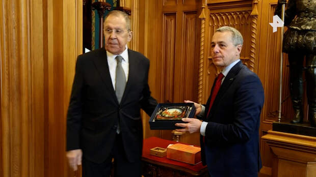 Глава МИД Швейцарии подарил Лаврову шкатулку с музыкой Чайковского