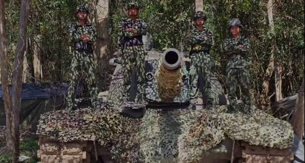 Показано поражение камбоджийского танка Т-55 огнём из тайского M48