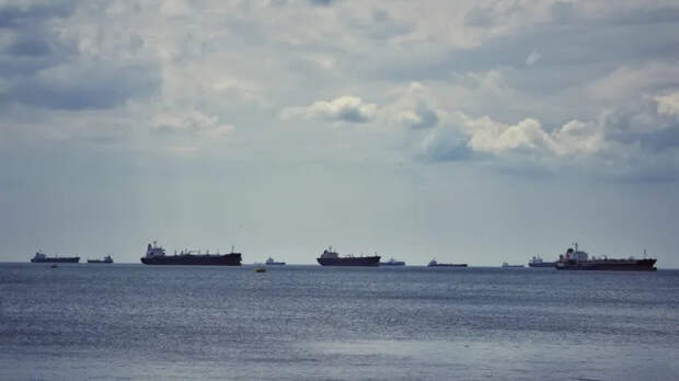 Суда возвращаются обратно: Ормузский пролив фактически закрыт – CNBC