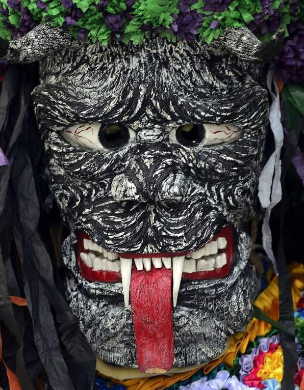 Испанский карнавал с пугающими масками и барабанщиками, стирающими руки в кровь