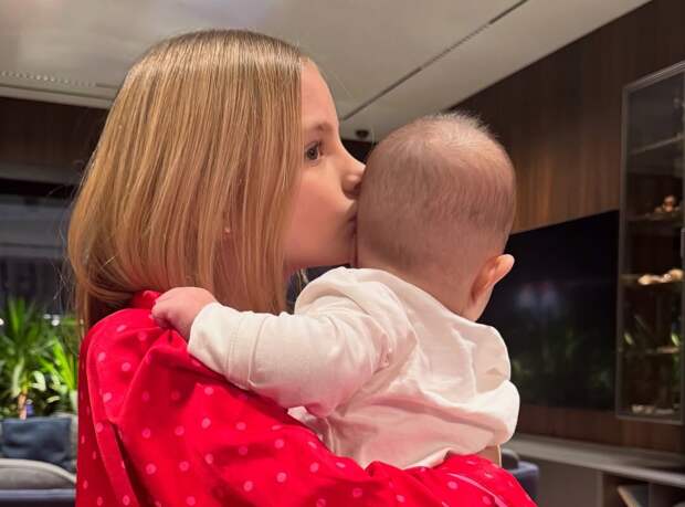 Мать рэпера Тимати показала фото со своими внучками