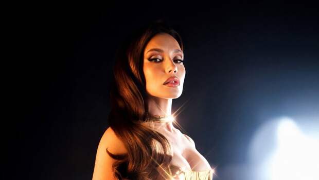 Певица Ольга Серябкина в золотом мини-платье вышла на сцену