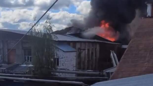 Пожар площадью 1,5 тыс кв м ликвидируют на складе в Богородском округе