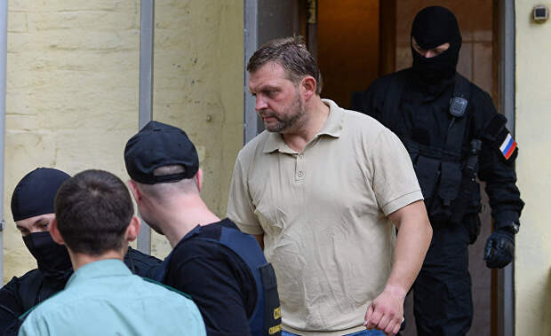 Губернатор Кировской области Никита Белых в Басманном суде Москвы Подсчет бульдогов под ковром: эксперты о новых арестах и обысках в России