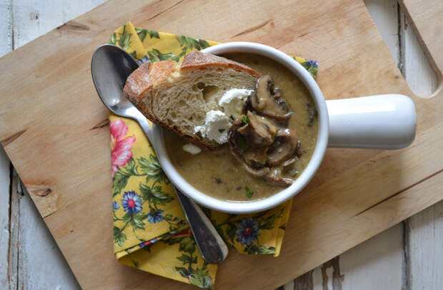 Варим грибной суп по-новому: добавили фрикадельки, сыр и хлеб
