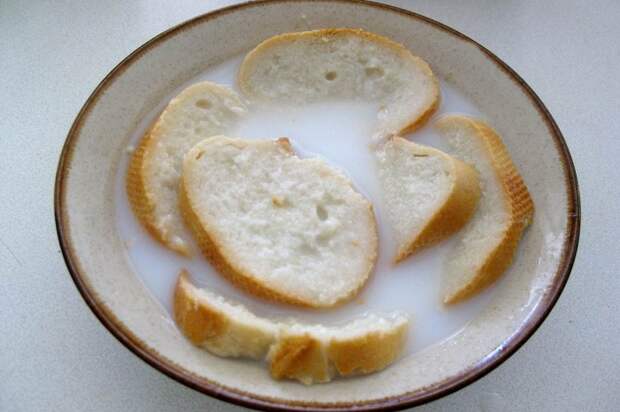 Залейте нарезанный хлеб молоком. / Фото: sovkusom.ru