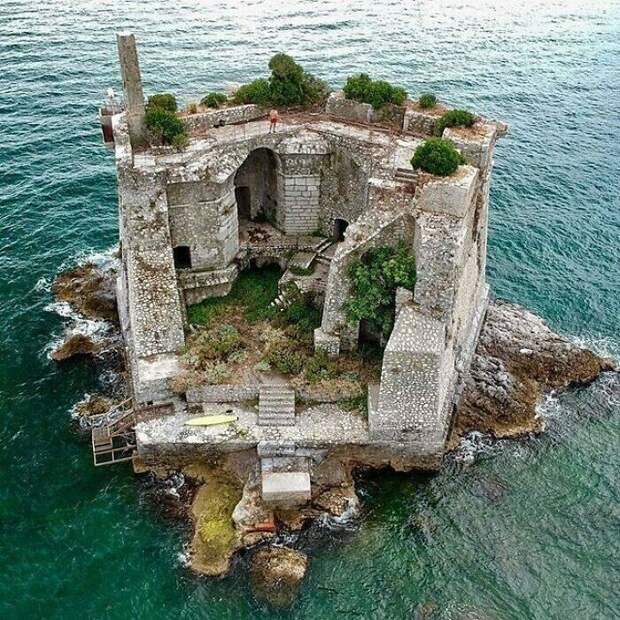 25. Башня Скола - оборонительное сооружение 17 века, расположенное прямо посреди залива Поэтов в Лигурии, Италия