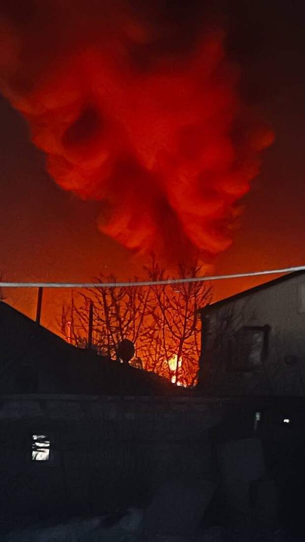 Ночью БПЛА/ракеты нанесли удар по нефтебазе в Луганске