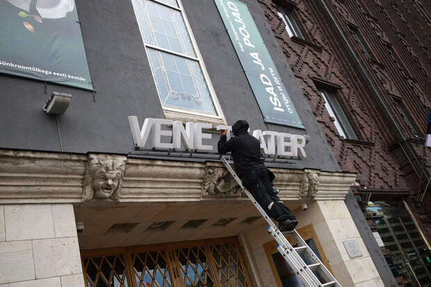 В России вступил в силу запрет на использование иностранных названий на вывесках