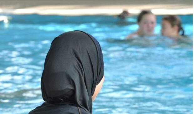 Мусульманку, замотанную в буркини выдворили из бассейна. Она устроила скандал