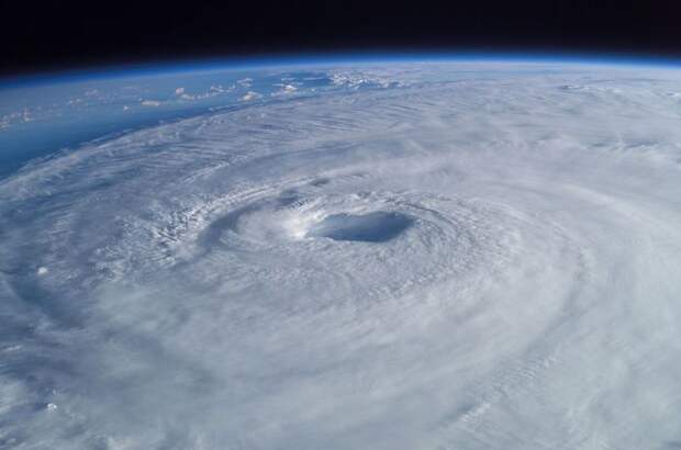 Ураган Изабель, видимый с Международной космической станции. Хорошо видно глаз урагана в центре шторма. | Фото: en.wikipedia.org.