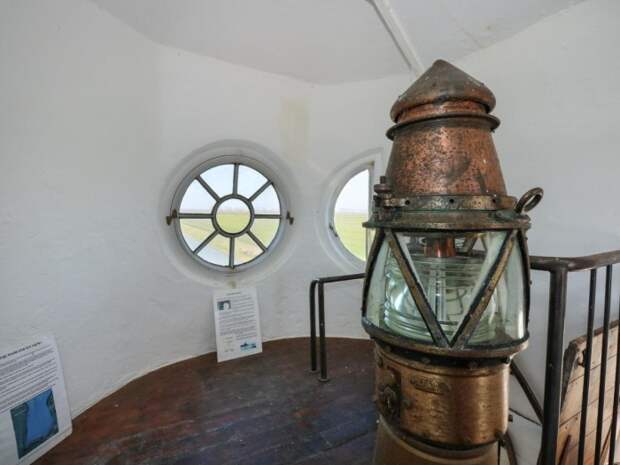 Восстановили башню и любимое окно Питера Скотта (Sir Peter Scott Lighthouse). | Фото: lighthouseholidays.uk. Восстановили башню и любимое окно Питера Скотта (Sir Peter Scott Lighthouse). | Фото: lighthouseholidays.uk.