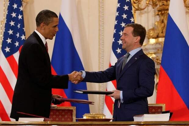 Барак Обама и Дмитрий Медведев после подписания договора СНВ-III в Пражском Граде, 08.04.2010