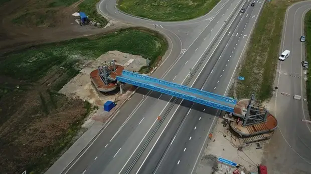 На трассе «Таврида» начали монтировать пешеходные переходы