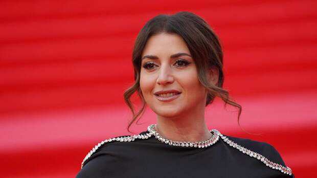 Жасмин показала фото с новорожденным внуком