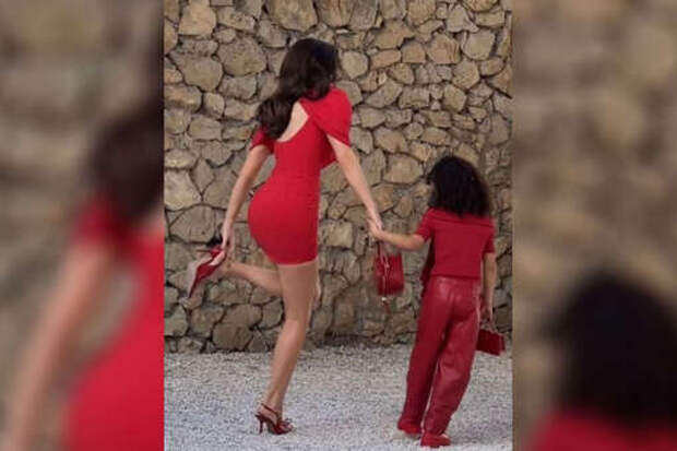 Бизнесвумен Кайли Дженнер с дочерью прогулялись в красных образах