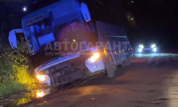 Автобус с пассажирами едва не опрокинулся в кювет во Владивостоке
