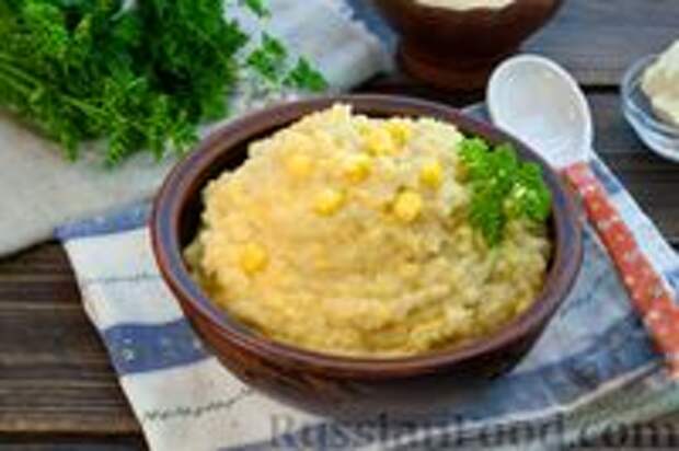 Фото к рецепту: Каша из жареной манной крупы, с консервированной кукурузой