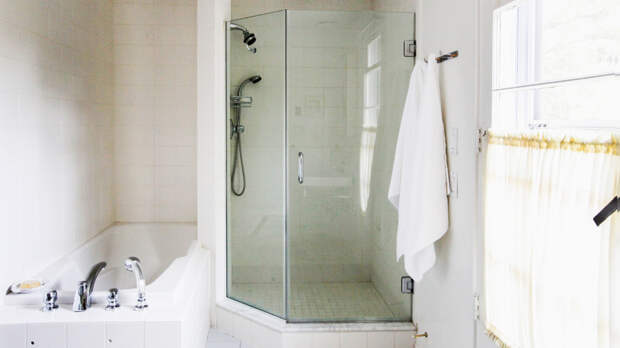 Проверка на прочность: как выбрать хорошую стеклянную душевую кабину