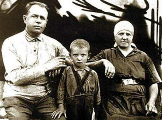 Михаил Горбачев в детстве с родителями