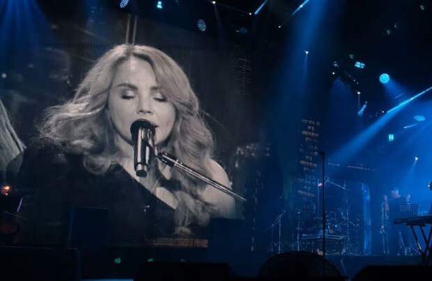 Певица МакSим впервые выступила на публике после реабилитации