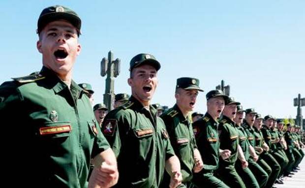 На фото: курсанты Военного университета Министерства обороны РФ во время торжественной церемонии выпуска