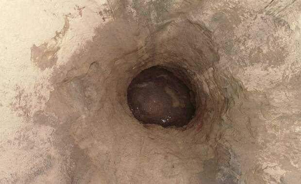 В российском регионе дом оказался под угрозой обрушения из-за карстовой воронки