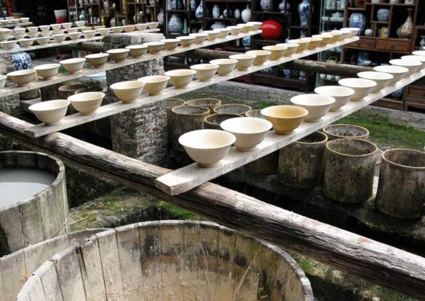 Изготовление фарфоровой посуды в современном Цзиндэчжэне. | Фото: ru.gbtimes.com.