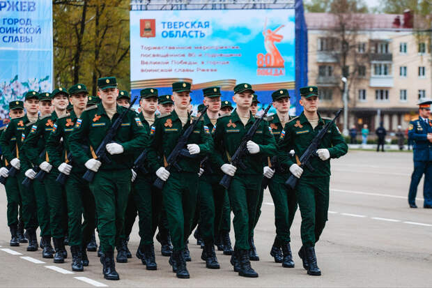 В Ржеве во время Парада Победы пошел снег