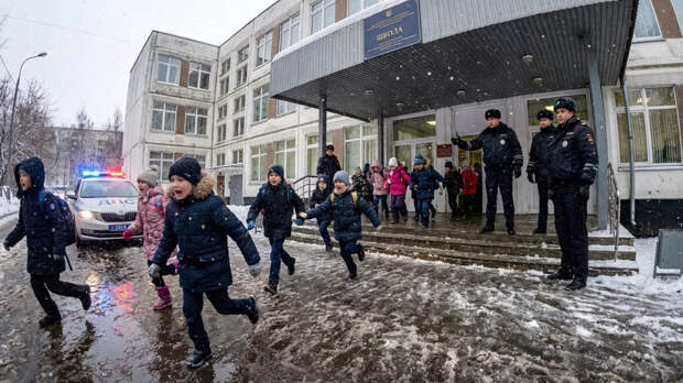 В фойе одной из школ Иркутска обрушился потолок: учеников отправили на дистант