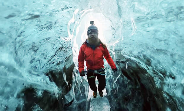 Мужчина включил камеру и вошел внутрь ледника: видео