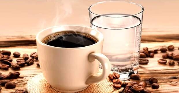 Почему кофе запивают водой — не прихоть, а необходимость