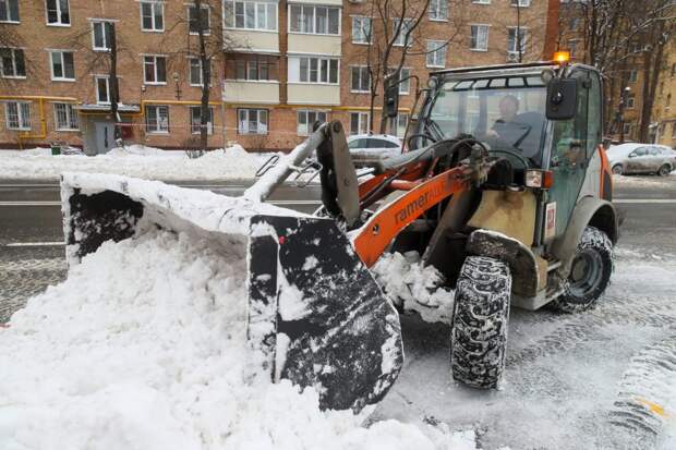 Последствия аномального снегопада ликвидируют на территории ВАО