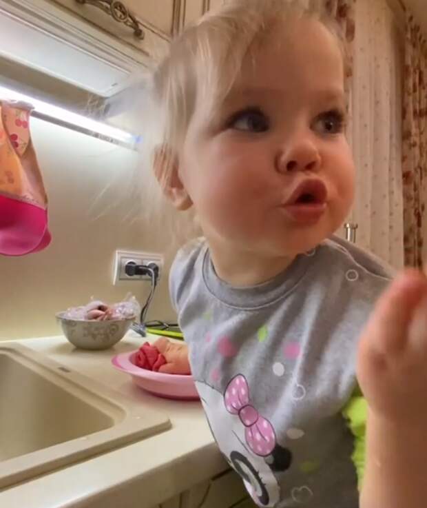 2-летняя дочь Леры Кудрявцевой отругала маму за грязную посуду