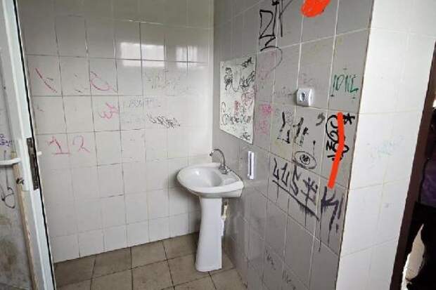 Вандалы устроили в общественном туалете в Олимпийском парке настоящий погром