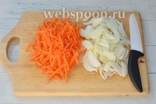 Лук и морковь почистите и промойте. Порежьте лук полукольцами, а морковь крупной соломкой. 