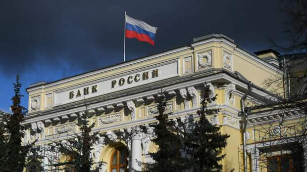 ЦБ считает целесообразным перевести средства госкомпаний в долларах и евро в иные валюты