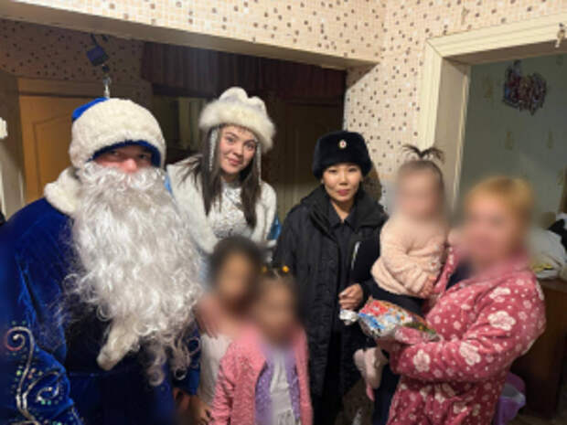 Полицейские Деды Морозы и Снегурочки поздравляют юных якутян с наступающим Новым годом
