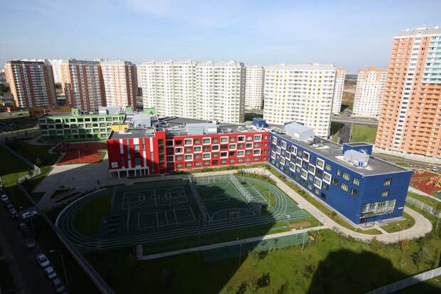 Это М-образное здание - самая большая школа в Москве / Фото: Артур Новосильцев