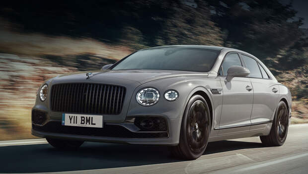 Bentley flying spur. Внешне «летящая шпора» не изменилась. Впрочем, в кузовную палитру из 62 цветов добавлен серый оттенок Cambrian Grey (на фото). Двигатель W12 6.0 TSI (635 л.с., 900 Н•м) с восьмиступенчатым «роботом» ZF по-прежнему разгоняют седан до сотни за 3,8 с. Максималка — 333 км/ч. 