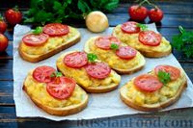 Фото к рецепту: Горячие бутерброды с жареным луком, сыром и свежими помидорами