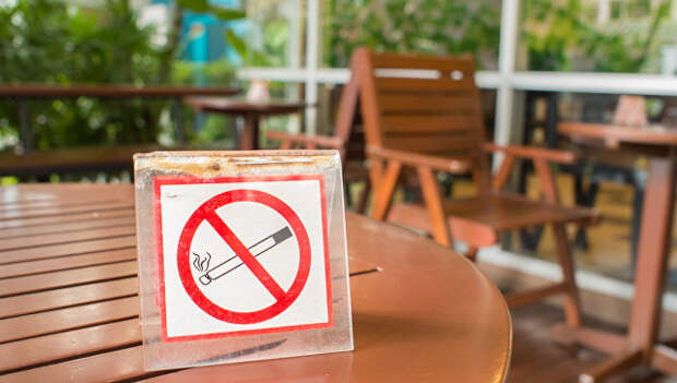 Знак Курение запрещено на столике в кафе. Архивное фото
