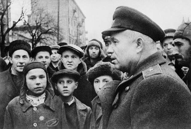 В освобожденном Киеве.1-й секретарь ЦК КП(б) Украины Никита Хрущев беседует с местными жителями. 1943 год